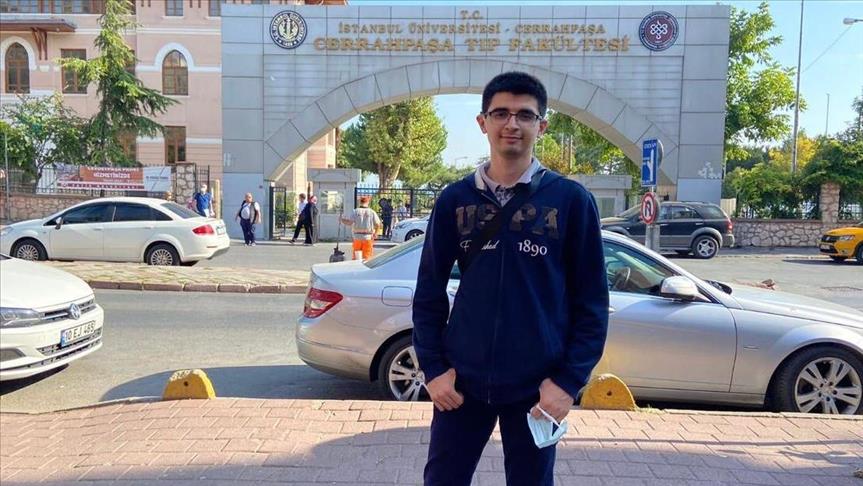 İşitme kayıplı doğdu, hedefi doktor olmak