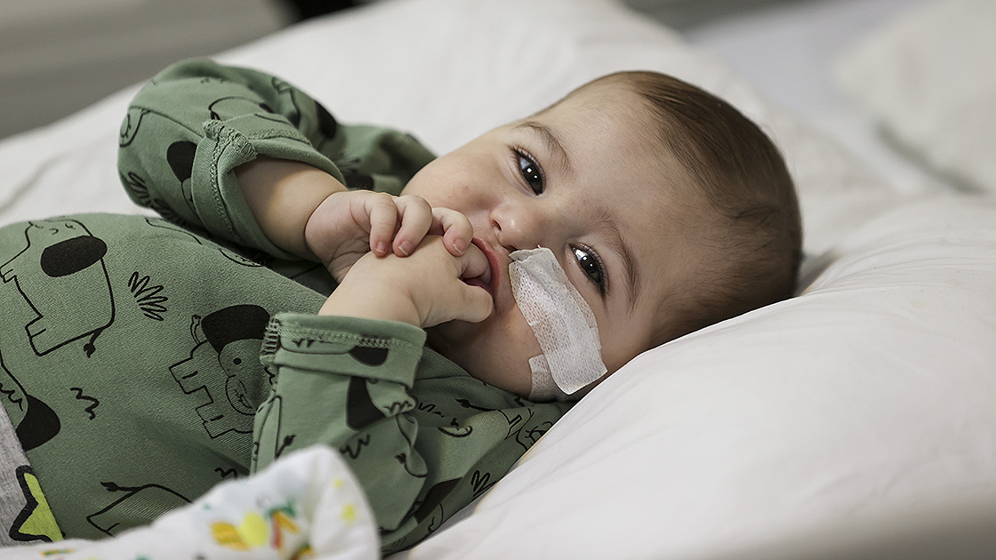 Ankara'da 7 aylık bebek babasının karaciğeriyle hayata tutundu
