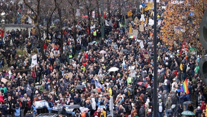 Brüksel'de 8 binden fazla kişi Kovid-19 tedbirlerini protesto etti