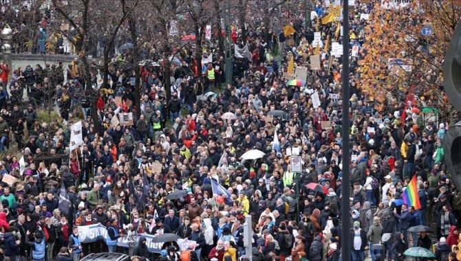 Brüksel'de 50 bin kişi Kovid-19 tedbirlerini protesto etti