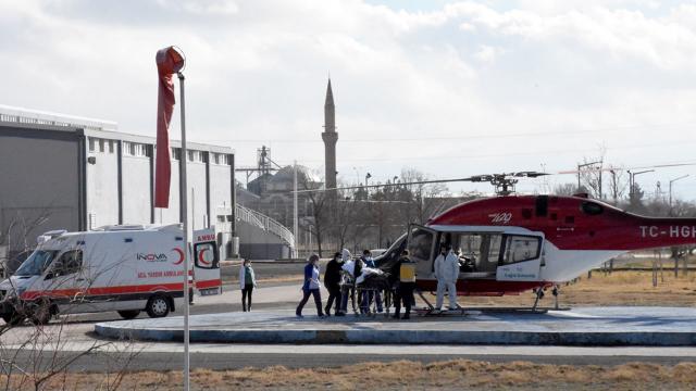 Aksaray'da ambulans helikopter Kovid-19 hastası doktor için havalandı