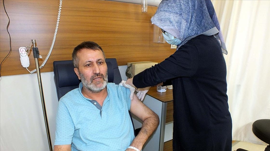 Kovid-19 nedeniyle 105 gün hastanede yattı, taburcu edilmeden aşısını yaptırdı
