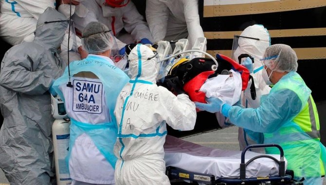 Paris’te hastane çalışanlarına Noel izinlerini para karşılığı erteleme teklifi