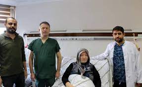 Karnında 9 yıl boyunca "beze" sandığı şişlik 25 santimetre tümör çıktı