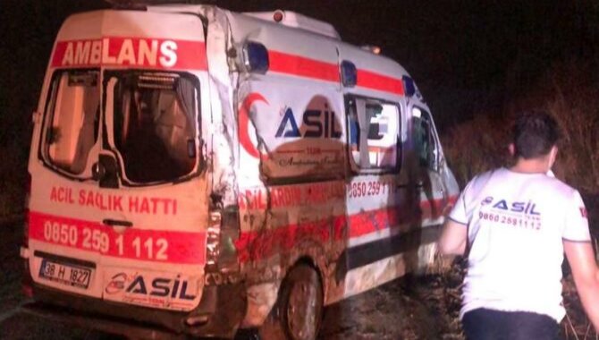 Balıkesir'de ambulansın da karıştığı kazada 3'ü sağlık görevlisi 4 kişi yaralandı