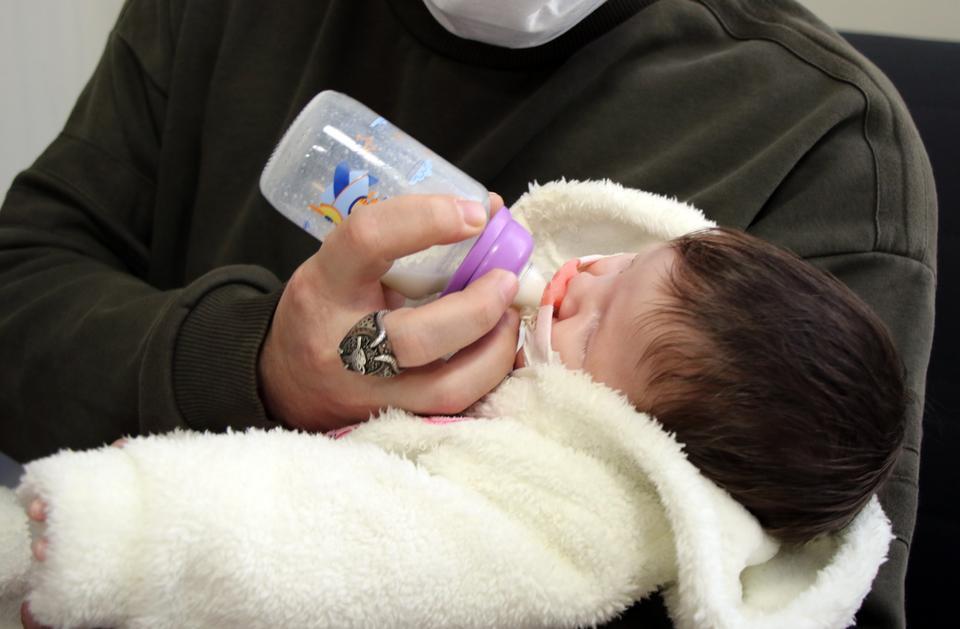 Gürcistan'da yarık damakla doğan bebek, Uşak'taki tedavi sayesinde biberonla besleniyor