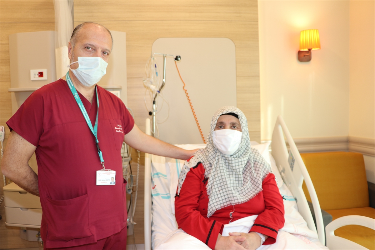 Erzurum'da kalp kapakçığı yetmezliği olan hasta göğüs kafesi açılmadan ameliyat edildi