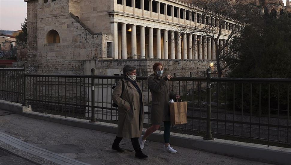 Yunanistan'da günlük Kovid-19 vaka sayısı bir günde iki katın üzerinde arttı