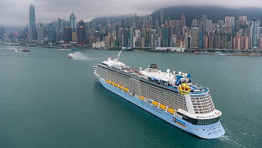 Hong Kong'da bir yolcu gemisi, içindeki dokuz yolcunun Kovid-19'un Omicron varyantının görüldüğü bir grupla temaslı olması sebebiyle geri çağrıldı.