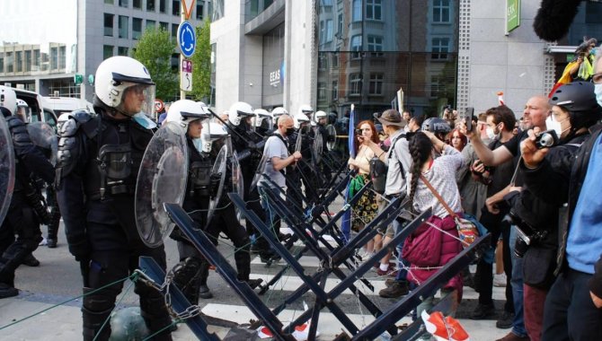 Belçika'da salgın tedbirleri protesto edildi