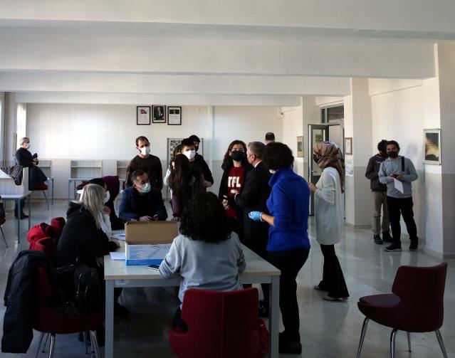 Tokat'ta sağlık ekipleri okullarda öğrencilere Kovid-19 aşısı yapıyor