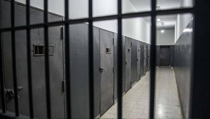 İsrail hapishanelerinde 2 haftada 50 Filistinli tutuklu Kovid-19'a yakalandı