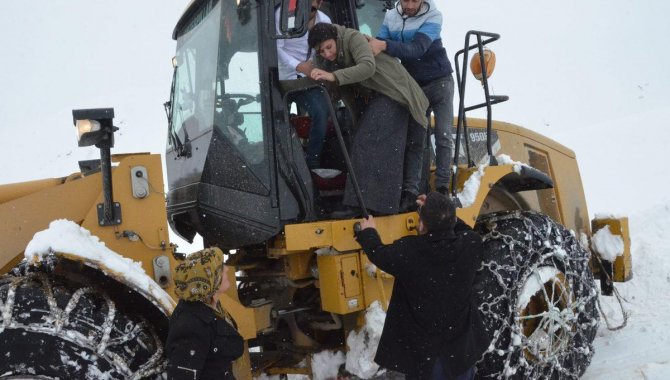 Sivas'ta ekipler, kardan kapanan köyde rahatsızlanan genç kız için seferber oldu