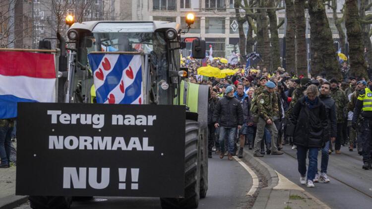 Hollanda'da Kovid-19 kısıtlamaları protesto edildi