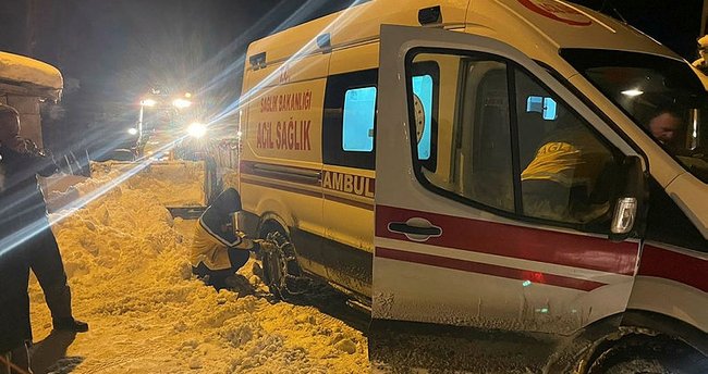 Van'da hamile kadın, kar ve tipi nedeniyle 3 saatte hastaneye ulaştırılabildi