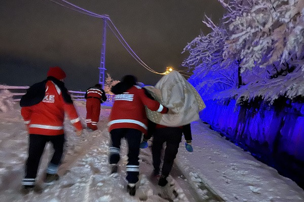 Trabzon'da rahatsızlanan çocuğu sağlık personeli ambulansa kadar sırtında taşıdı