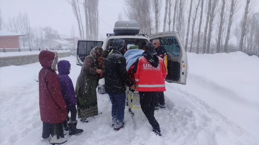 Sağlık ekipleri, kardan yolu kapanan evdeki hamile kadını sedyeyle 1 kilometre taşıdı