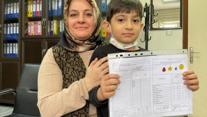 Hayatını kurtardığı öğrencisine karnesini verdi