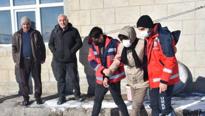 Kars'ta yolu kardan kapanan köylerdeki diyaliz hastalarının imdadına ekipler yetişti