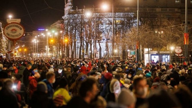 Avusturya Ulusal Meclisinden geçen aşı zorunluluğu yasası vatandaşları ikiye böldü