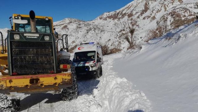 Batman'da Kovid-19 hastası, yolu kapanan köyden hastaneye ulaştırıldı