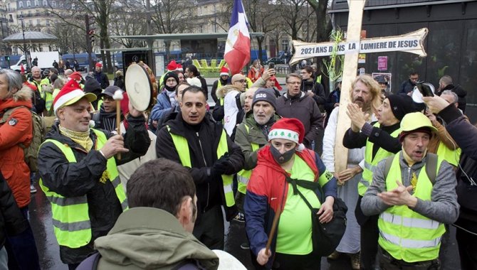 Fransa'da Kovid-19 aşısı zorunluluğu ve aşı ruhsatı karşıtlarından gösteri