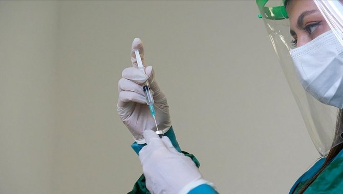 Bursa'da 101 yaşındaki emekli doktor 4. doz aşısını yaptırdı