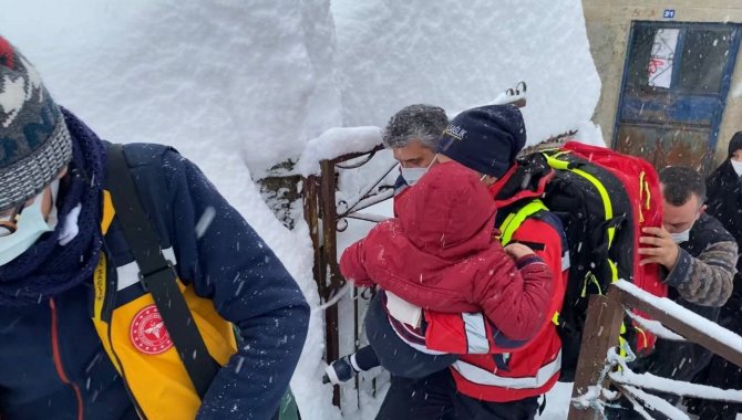Bartın'da ekipler yolu kardan kapanan köydeki hasta çocuk için seferber oldu