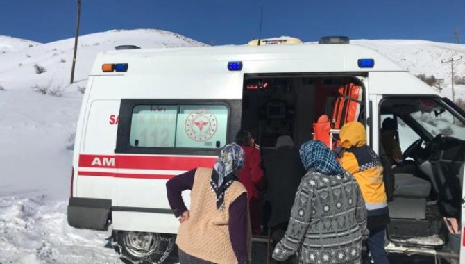 Sivas'ta tipide yolu kapanan köylerdeki hastaların imdadına yardım ekipleri koşuyor