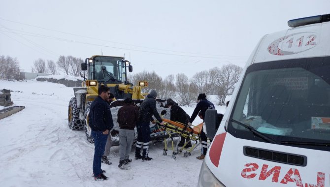 Yolları kapalı köyde rahatsızlanan kadın ambulansa iş makinesiyle taşındı