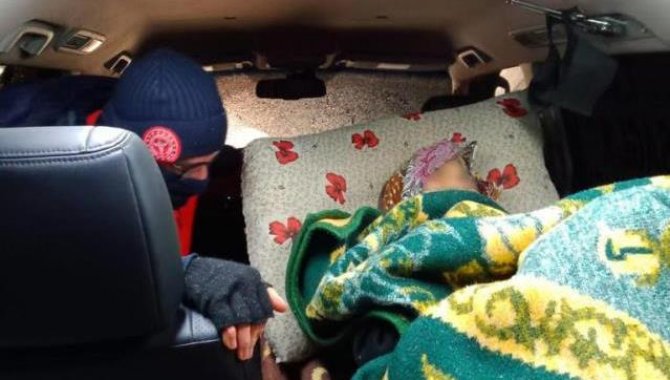 Kırıkkale'de 92 yaşındaki hasta karlı yolları aşan ekiplerce hastaneye ulaştırıldı