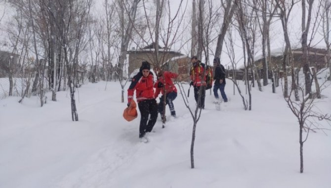 Adıyaman'da fedakar sağlık görevlisi, yolu kardan kapanan evdeki hastayı sırtında taşıdı