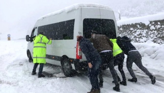 Kardan kapanan yolu açan ekipler hamile kadının hastaneye ulaştırılmasını sağladı