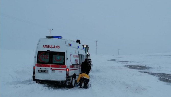 Kardan kapanan yolu açan ekipler hamile kadını hastaneye ulaştırdı