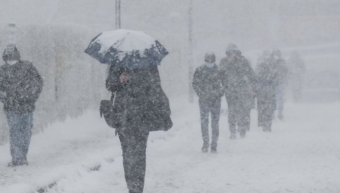 Yoğun kar yağışı sebebiyle güvenlik, sağlık ve ulaşım hizmetlerinde çalışanlar dışındaki kamu görevliler idari izinli