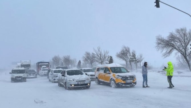 Trakya'dan İstanbul'a araç geçişine kar nedeniyle izin verilmiyor