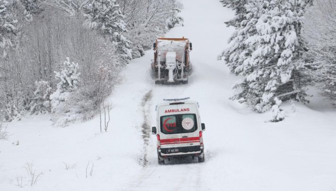 Kastamonu'da kar nedeniyle mahsur kalan 17 hasta hastaneye ulaştırıldı