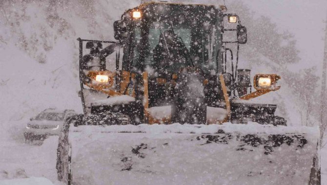 Hatay'da yolu kardan kapanan mahalledeki hasta için ekipler seferber oldu