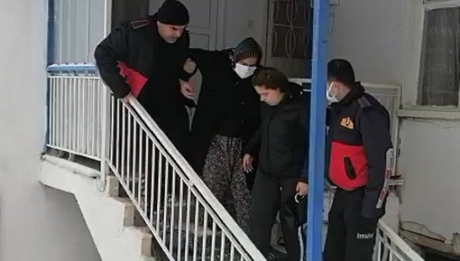 Burdur'da karda düşen kadını sağlık ekiplerine itfaiye ekibi ulaştırdı