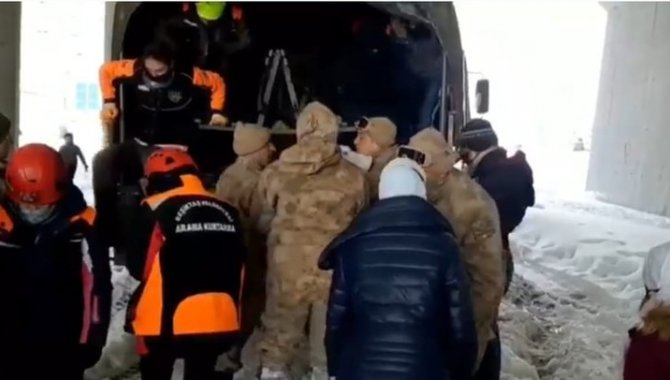 İstanbul'da jandarma, kar yağışı nedeniyle hastaneye ulaşamayan aileye yardım etti