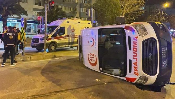 İzmir'de otomobille çarpışan ambulans devrildi