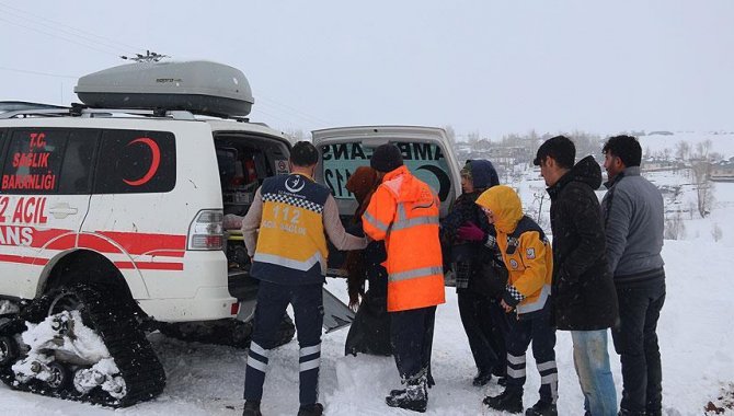 Yolu kardan kapanan köyde zehirlenen anne ve 5 çocuğuna paletli ambulansla ulaşıldı
