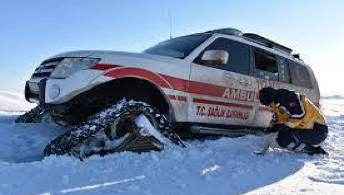 Şanlıurfa'da kar nedeniyle evinden çıkamayan hastaya sağlık çalışanları ulaştı