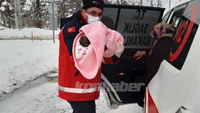 Yolu kardan kapanan mahallede doğum yapan kadın ve bebeği için seferber oldular