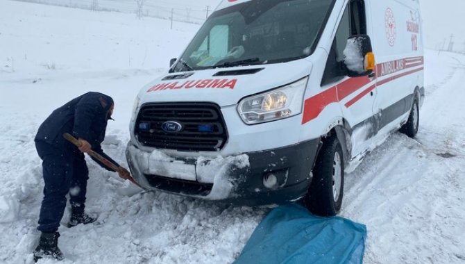 Çorum'da hasta aldıktan sonra kara saplanan ambulans kurtarıldı