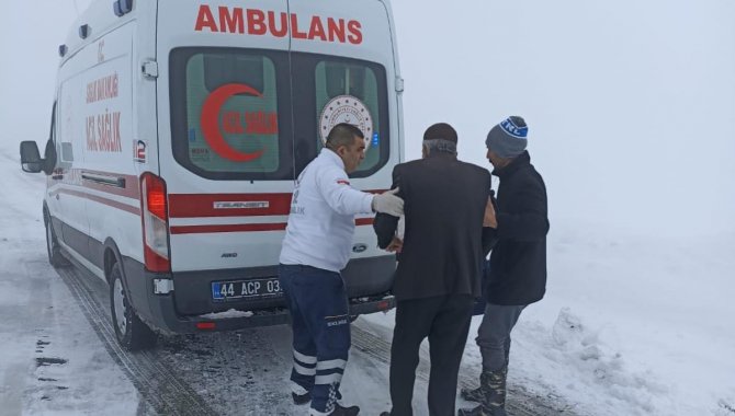 Malatya'da belediye ekipleri 3 hastaya ulaşılması için karlı yolları açtı