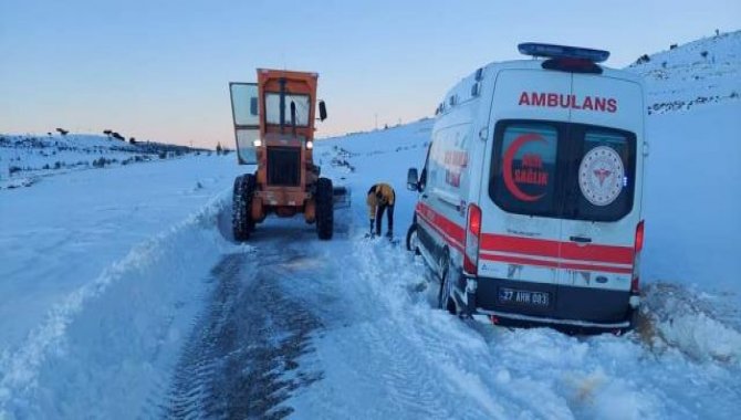 Gaziantep'te kar saplanan ambulansı belediye ekipleri kurtardı