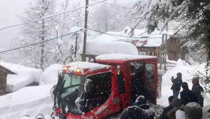 Kilis'te yolu kardan kapanan köydeki hastaya UMKE ulaştı