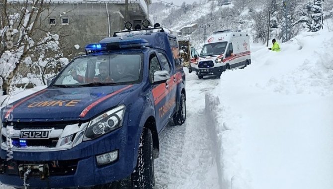 Zonguldak'ta kardan köyde mahsur kalan hastalara UMKE ekipleri ulaştı