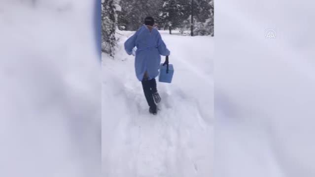 Kastamonu'da Kovid-19 aşı ekibinin 2 metreyi bulan karda zorlu mesaisi